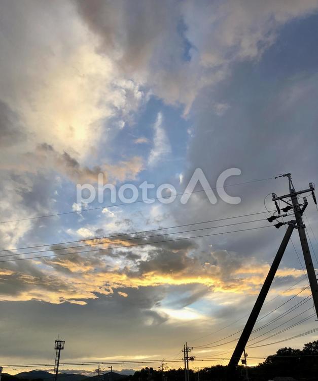夏　朝日が昇るころ 空,雲,朝焼けの写真素材
