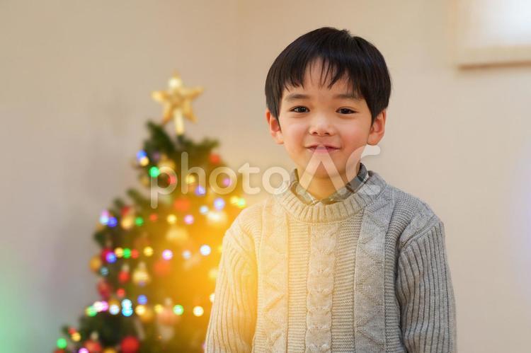 光るツリーとカメラ目線の男の子 男の子,微笑む,嬉しいの写真素材