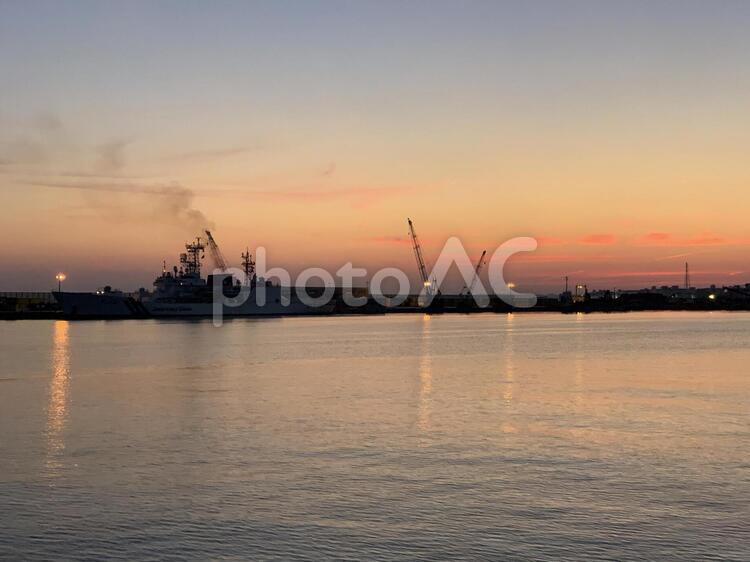 夕暮れの港 日暮れ,水域,暁の写真素材