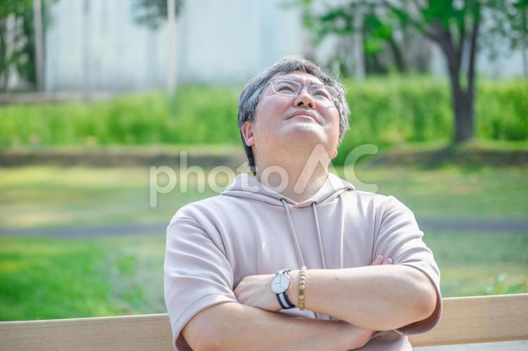 上を見上げる男性 日本人,男性,中年の写真素材