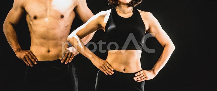 筋肉を鍛える男女（顔なし） 筋肉,マッチョ,男女の写真素材