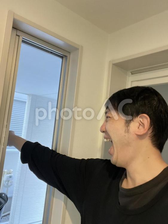 笑顔で窓を開ける男性　251273 男性,窓,開けるの写真素材
