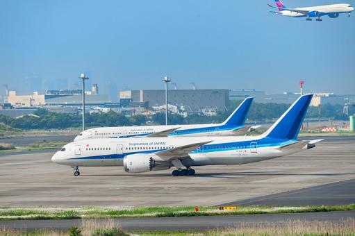 羽田空港 整備場前の飛行機 飛行機,乗り物,交通の写真素材