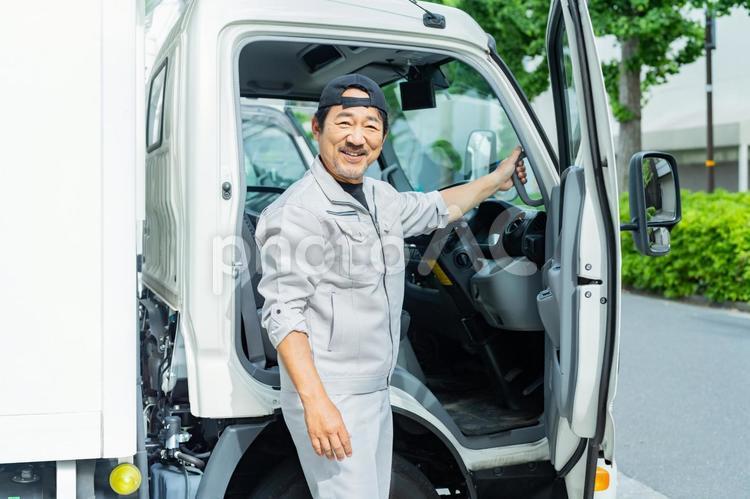 ドライバーの男性 トラック,笑顔,ドライバーの写真素材