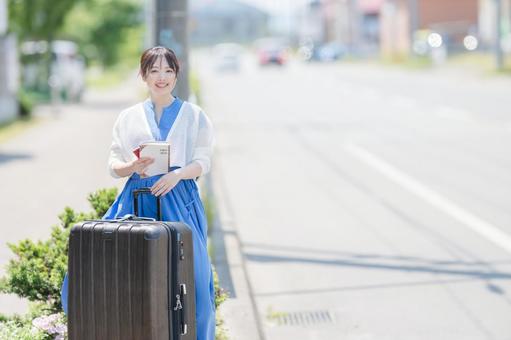旅行する女性 女性,笑顔,美人の写真素材