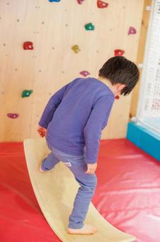 室内遊具で遊ぶ男の子 室内遊具で遊ぶ男の子の写真