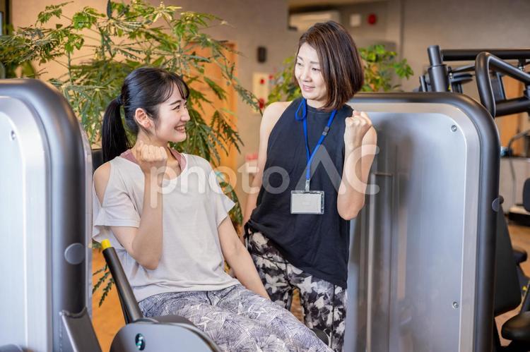 足の筋トレをする女性（レッグエクステンション） スポーツジム,脚,運動の写真素材