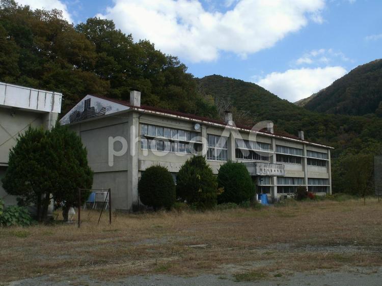 秋空と廃校「冬部小中学校」岩手県 秋空,冬部小中学校,廃校の写真素材