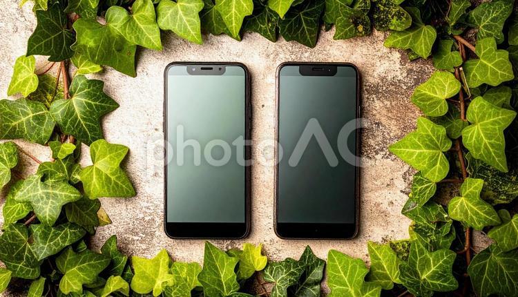 連絡交換のイメージ　机の上の携帯電話二台 連絡,交換,アドレスの写真素材