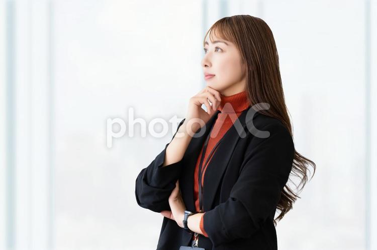 考えごとをする女性・ビジネスウーマン 女性,考える,悩むの写真素材