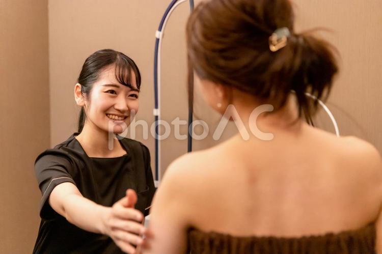 エステサロンでカウンセリングを受ける女性（二の腕） エステ,二の腕,エステサロンの写真素材