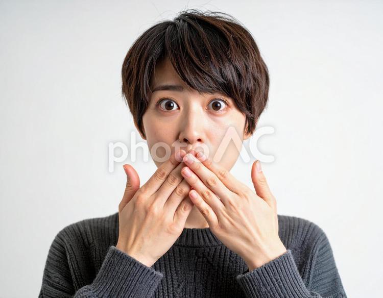 驚きのあまり口を押さえる女性 驚き,リアクション,女性の写真素材