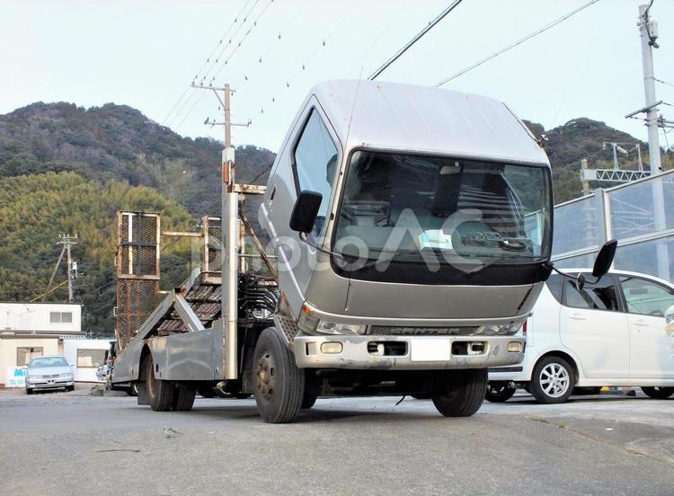 お辞儀をしているようなトラック　 トラック,修理,車の写真素材