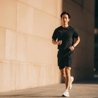 健康的なライフスタイルを象徴する男性 健康的なライフスタイルを象徴する男性の写真