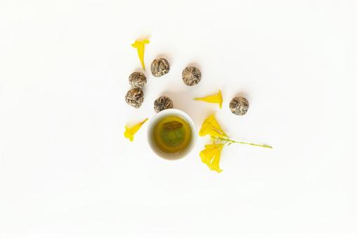 黄色の花とドクダミ茶 黄色の花とドクダミ茶 お茶,紅茶,飲み物の写真素材