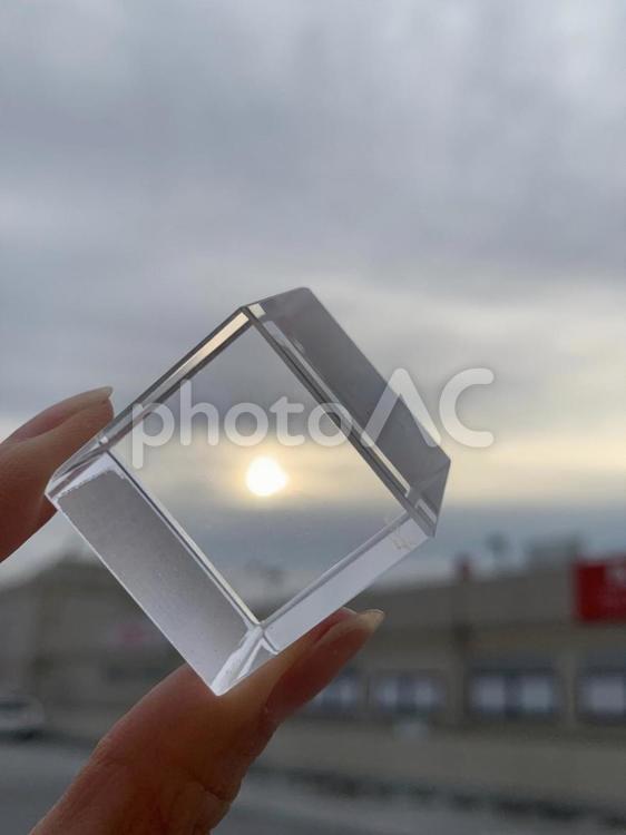 ガラスの中の夕日 屋外,曇り,雲の写真素材