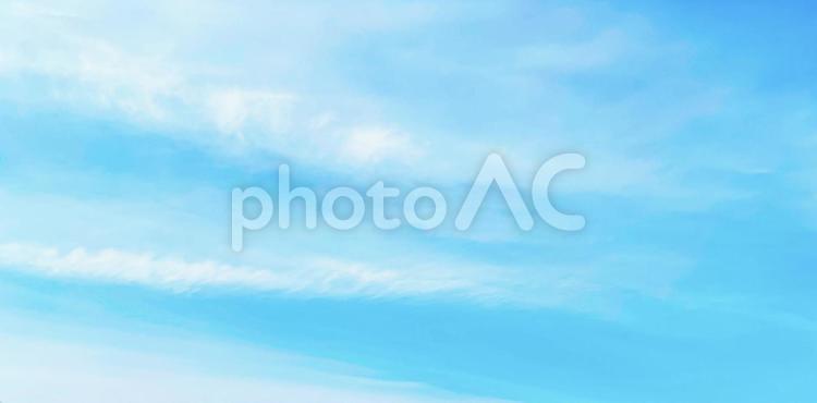 夏の大自然の美しいい青空と雲の背景素材 空,自然,晴天の写真素材