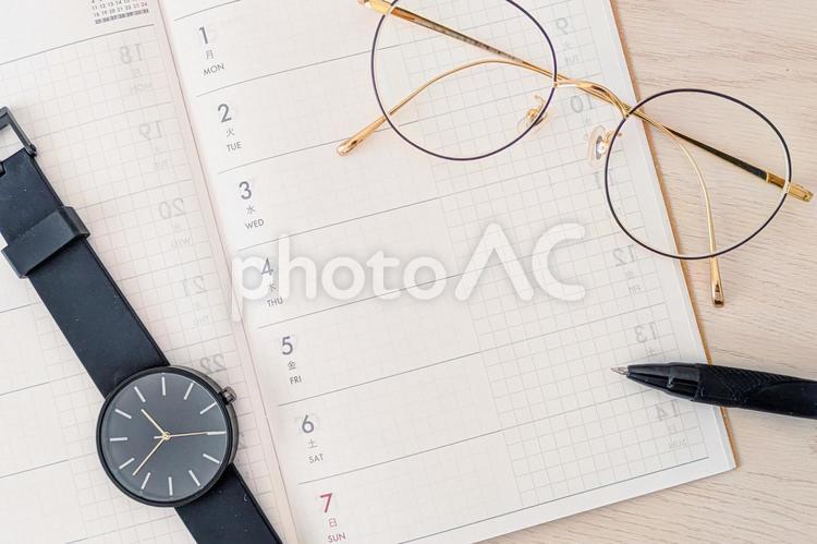 スケジュール帳と眼鏡、時計 スケジュール,予定,時計の写真素材