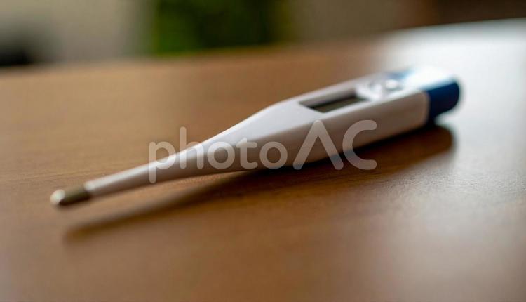 机に置かれたデジタル体温計 体温計,デジタル,予測体温計の写真素材