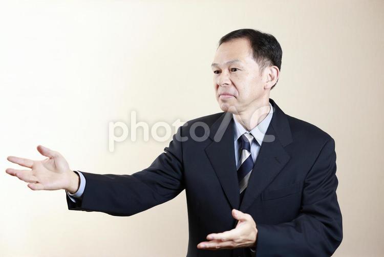 スーツ　中年男性　ビジネスマン 日本人,60代,シニアの写真素材