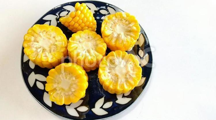 茹でたとうもろこし とうもろこし,茹でた,熱々の写真素材