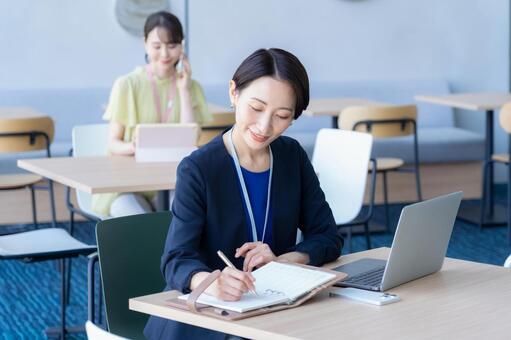 オフィスで働くビジネスウーマン ビジネス,ビジネスウーマン,女性の写真素材