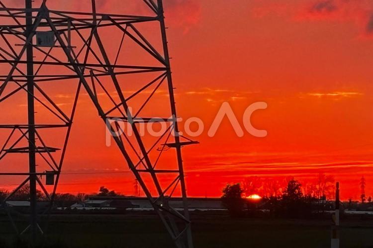 いつもより赤い夕焼け空と鉄塔1 夕日,サンダウン,夕焼けの写真素材