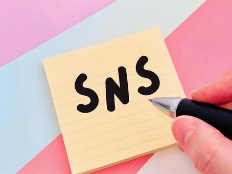 付箋にSNSと書く手元 sns,発信,投稿の写真素材