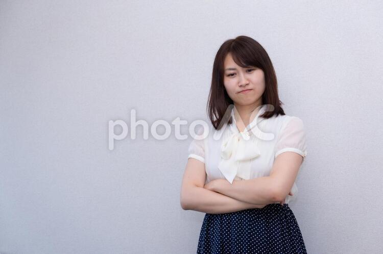 腕を組んで考えている女性 女性,両手,手の写真素材