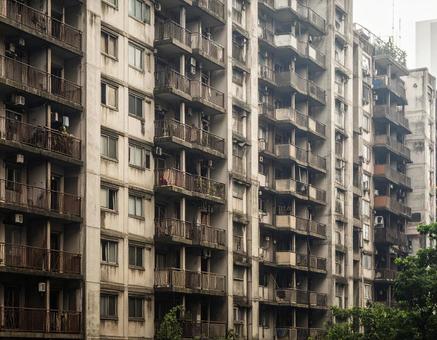 荒廃したマンション群の写真