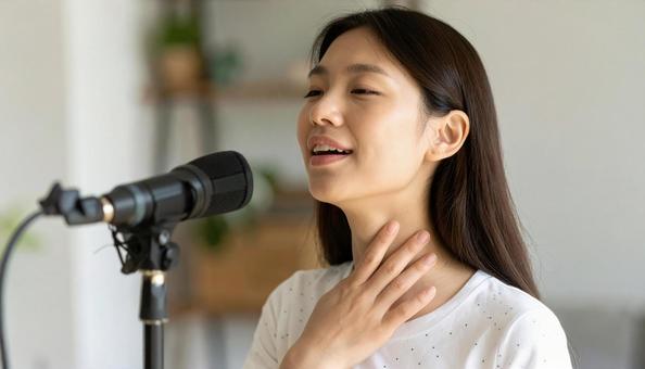 発声練習 ボイストレーニングをする女性 発声練習 ボイストレーニングをする女性の写真