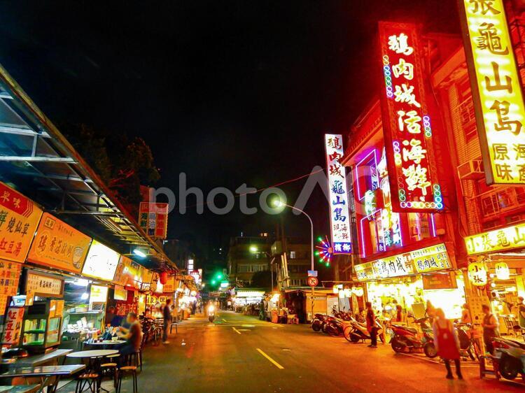 台湾-台北（中山_遼寧夜市夜景） 海外,台湾,台北の写真素材