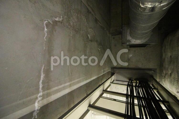 漏水中の機械室 雨漏り,ダクト,屋根裏の写真素材