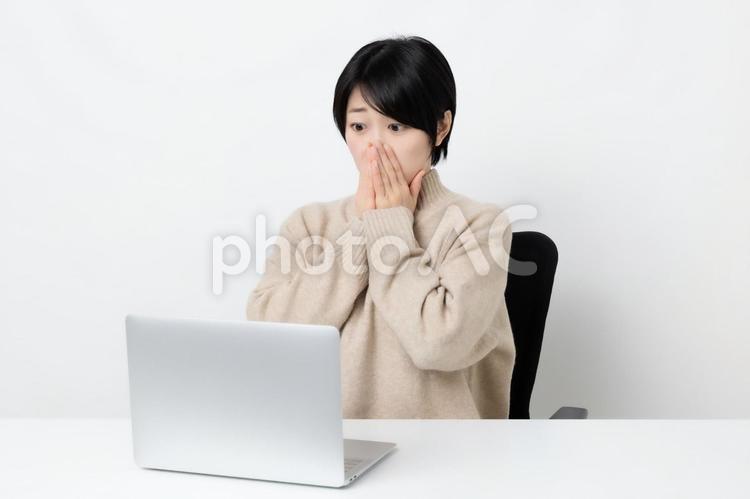 パソコンを見て驚いている女性 女性,女子,女の写真素材
