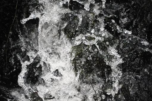 激しく飛び散る水の飛沫 激しく飛び散る水の飛沫の写真