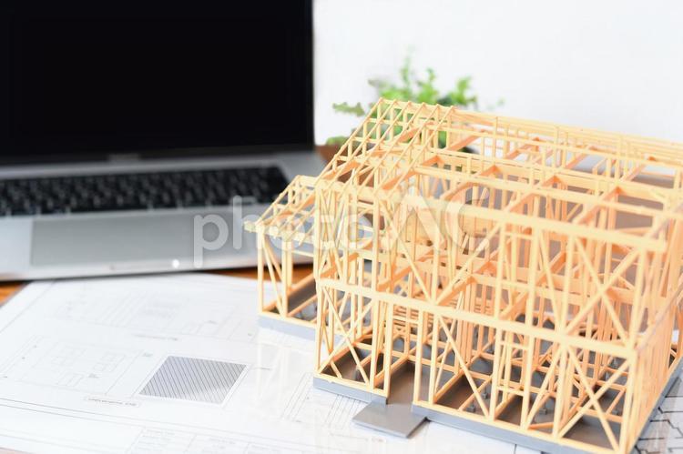 建築模型とノートPCと建築図面のイメージ 建築模型,建築,設計図の写真素材