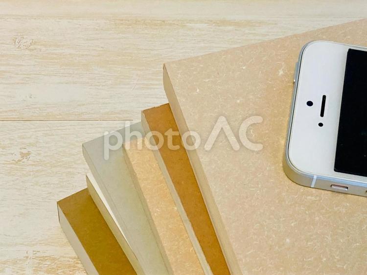 積まれた本とスマホ 本,読書,ブックの写真素材