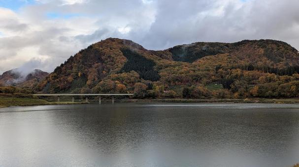 岩手県和賀郡西和賀町　錦秋湖　紅葉 岩手県,和賀郡,西和賀町の写真素材