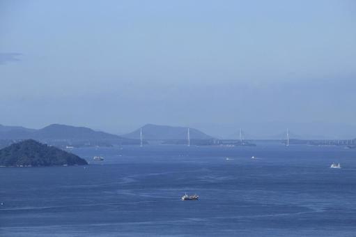 瀬戸内海を行き交う船 瀬戸内海を行き交う船の写真