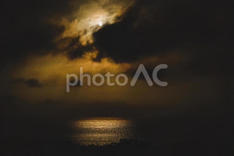 ＜五島の風景＞梅雨の霞んだ曇り空の夜明け 海,空,太陽の写真素材
