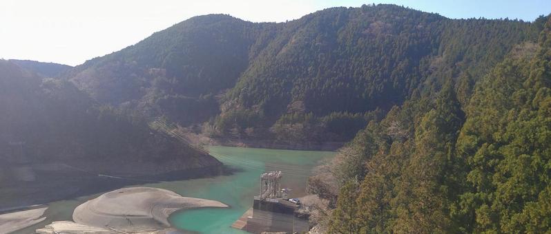 エメラルドグリーンに輝くダム湖の合流点 エメラルドグリーンに輝くダム湖の合流点 ダム湖,合流点,エメラルドグリーンの写真素材