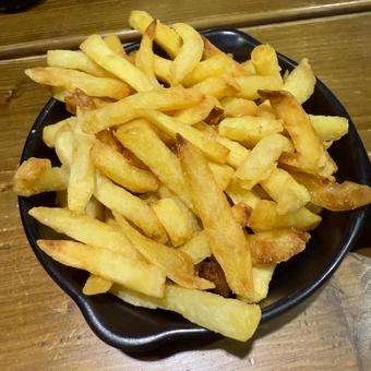 カリカリに揚がったフライドポテト カリカリに揚がったフライドポテトの写真