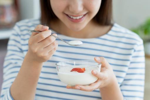 ヨーグルトを食べる若い女性 ヨーグルトを食べる若い女性 ヨーグルト,乳製品,ダイエットの写真素材