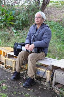 撮影の合間に休憩するシニア 老後,カメラ,趣味の写真素材