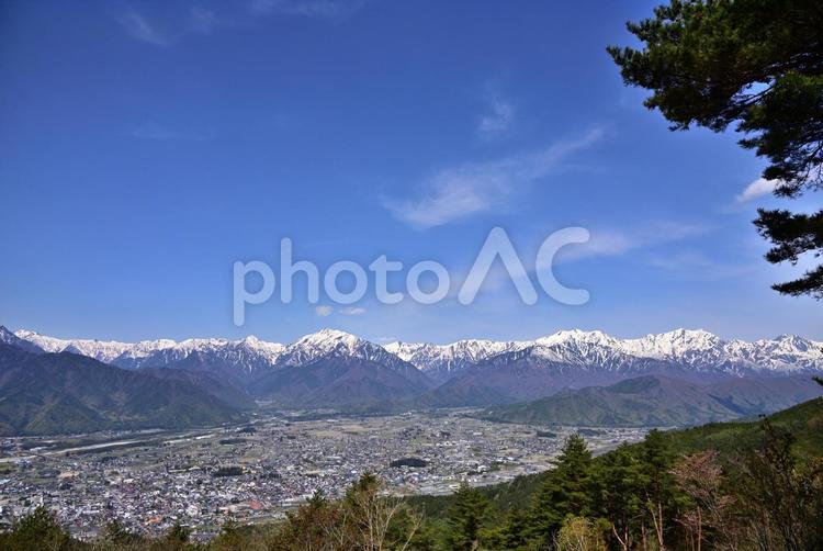 鷹狩山から見た大町市と北アルプスの山々 北アルプス,唐沢岳,三ッ岳の写真素材
