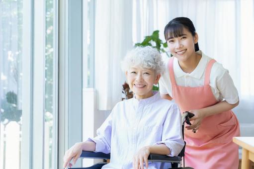 シニア女性を介護をする介護士の女性 シニア女性を介護をする介護士の女性 介護,介護士,シニアの写真素材