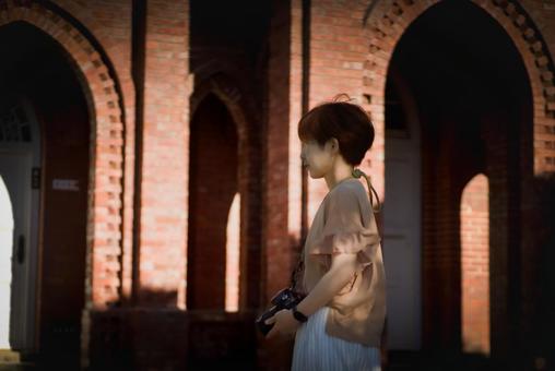 <Material> A woman taking pictures of the scenery at a tourist spot at dusk, JPG