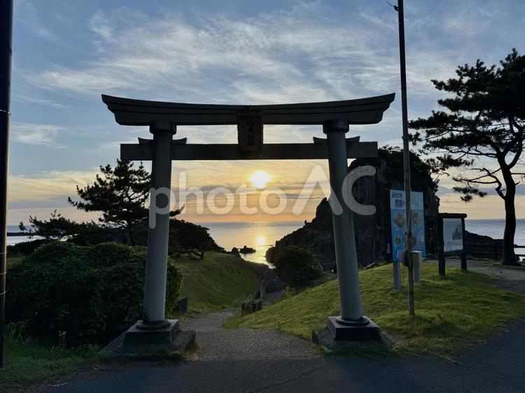 福井県鉾島　越前海岸の夕方の空 断崖絶壁,水平線,夕景の写真素材