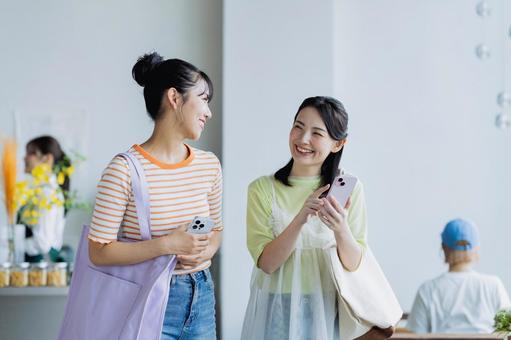 スマホを使う若い女性 スマホを使う若い女性 買い物,スマホ,女性の写真素材