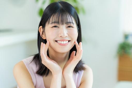 スキンケアをする女性 美容,ビューティー,笑顔の写真素材